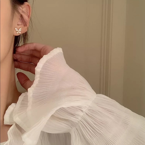 "Fluttering Free" Butterfly Diamond Cuff Stud Gold Silver Dainty Pearl Earrings - Picture 4 of 12